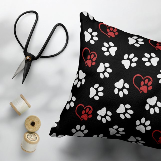 Patroon van poten, Witte poten, Rode poten, Harten Accent Kussen (Creator heeft geüpload)