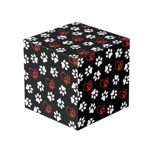 Patroon van poten, witte poten, rode poten, harten kubus (Voorkant hoekig)