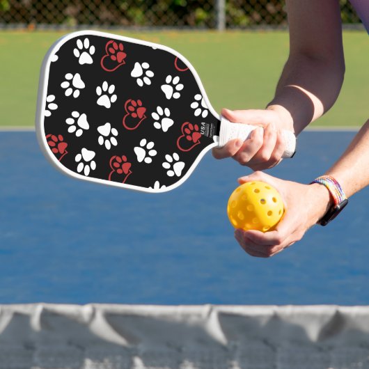 Patroon van poten, witte poten, rode poten, harten pickleball paddle (Insitu)