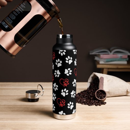 Patroon van poten, witte poten, rode poten, harten waterfles (Koffie)