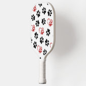 Patroon van poten, zwarte poten, rode poten, harte pickleball paddle (Links)