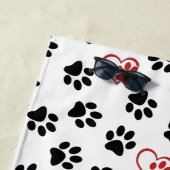 Patroon van poten, zwarte poten, rode poten, harte strandlaken (In situ)