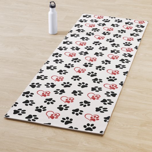 Patroon van poten, zwarte poten, rode poten, harte yogamat (In situ)