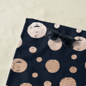 patroon van roos-goud en zwarte stippen strandlaken (In situ)