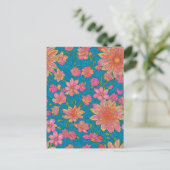 Patroon van roze bloemen op blauwe achtergrond briefkaart (Staand voorkant)