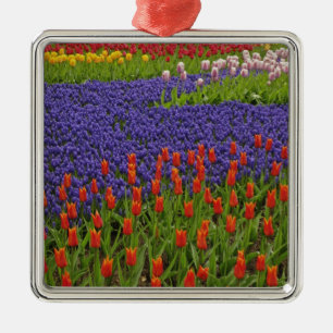 Patroon van tulpen en druifhyacint bloemen, 2 metalen ornament