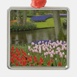 Patroon van tulpen en druivesbloemen, metalen ornament
