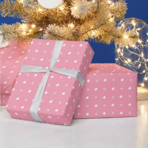 Patroon van witte en roze harten op koraalroze cadeaupapier