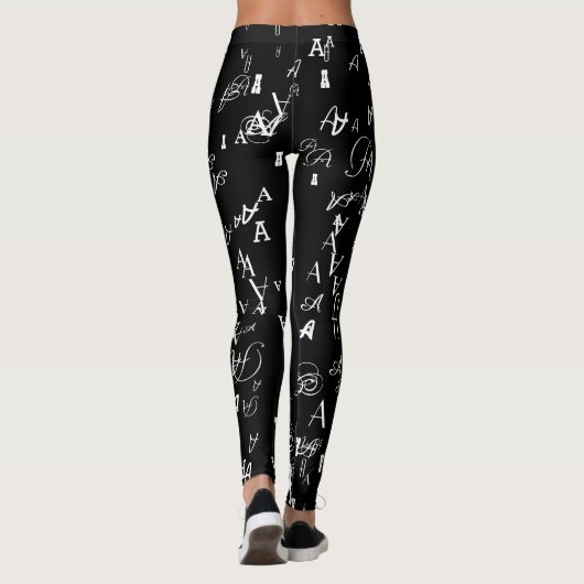 patroon van witte initialen op zwarte leggings (Achterkant)
