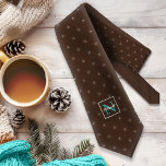 Patroonmonogram met lampglas ID594 Stropdas<br><div class="desc">Dit opvallende nekbandontwerp is voorzien van een eenvoudig herhalingspatroon van een stedenvormig jumelerend licht en vierkant centraal etiket op een chocoladebruine achtergrond om jouw naam en monogram vast te houden. Het moderne kleurenpalet maakt een populaire keuze voor kerstcadeautjes en het volstoppen van de vulling. Zoek ID594 om alle coördinerende producten...</div>