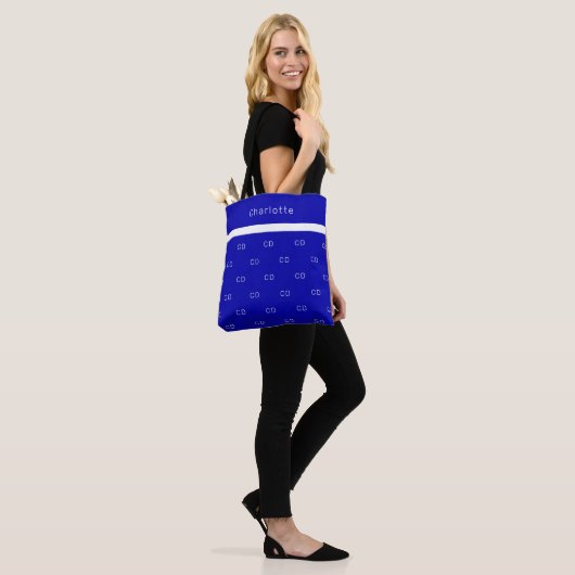 Patroonnaam koninklijk blauw wit monogram initiaal tote bag (Op model)