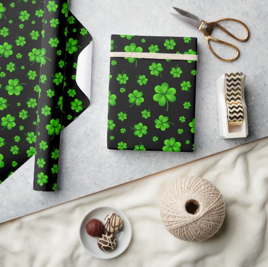 Pattern of green shamrocks on black background cadeaupapier (Crafts)