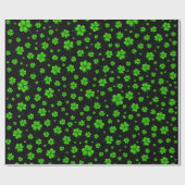 Pattern of green shamrocks on black background cadeaupapier (Vlak)