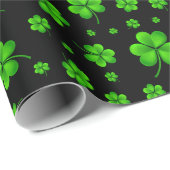 Pattern of green shamrocks on black background cadeaupapier (Rol Hoek)