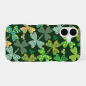 Patterned Shamrocks iPhone 16 Hoesje (Achterkant horizontaal)