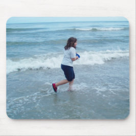 Patty loopt op het strand muismat