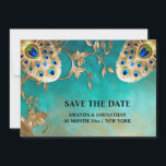 Pauw veren luxe natuur vogelverenkleed blauw save the date<br><div class="desc">Een prachtig 3D-ogend ontwerp met iriserende pauwenveren in blauw, smaragdgroen, blauwgroen en goud tegen een blauw gemarmerde en bloemige achtergrond met decoratieve wervelingen aan de randen. Het ontwerp lijsten twee bewerkbare zwarte sjablonen die kunnen worden gewijzigd in elke formulering van uw keuze. Deze chique en stijlvolle illustratie is ideaal voor...</div>