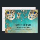Pauw veren luxe natuur vogelverenkleed blauw save the date<br><div class="desc">Een prachtig 3D-ogend ontwerp met iriserende pauwenveren in blauw, smaragdgroen, blauwgroen en goud tegen een blauw gemarmerde en bloemige achtergrond met decoratieve wervelingen aan de randen. Het ontwerp lijsten twee bewerkbare zwarte sjablonen die kunnen worden gewijzigd in elke formulering van uw keuze. Deze chique en stijlvolle illustratie is ideaal voor...</div>