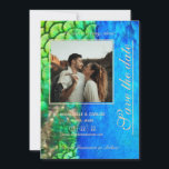 Pauwblauwe Groene Veer Textuur Zomer Bruiloft Kaart<br><div class="desc">Dit ontwerp is geïnspireerd door de prachtige pauw. Deze vogel symboliseert zelfvertrouwen, zelfrespect, waardigheid, verfijning, kennis, seksualiteit, trots en schoonheid. De combinatie van blauw en groen, beide koele kleuren, is perfect voor de zomer en geeft een verfrissende uitstraling. Gebruik deze warme en vrolijke trouwkaart om uw gasten te bereiken en...</div>