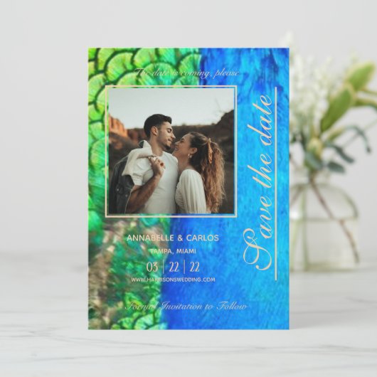 Pauwblauwe groene veertextuur zomer bruiloft kaart (Staand voorkant)