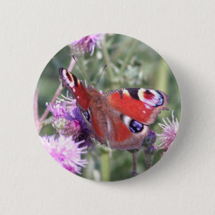 Pauwvlinder in zomerse zonneschijn ronde button 5,7 cm