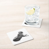 Pauze naast een blik kartonnen onderzetters (Insitu)