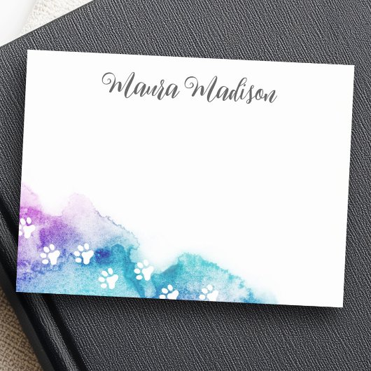 Paw-afdrukken op paarse waterverf van aqua post-it® notes