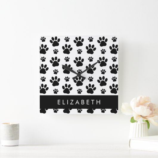 Paw Pattern, Dog Paws, Black and White, Jouw naam Vierkante Klok (Huis)