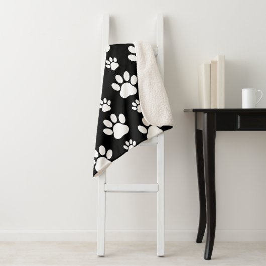 Paw Pattern, Paw Prints, Dog Paws, Black and White Sherpa Deken (In situ)