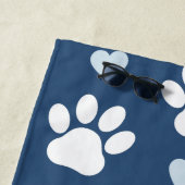Paw Pattern, witte poten, blauwe harten, Jouw naam Strandlaken (In situ)