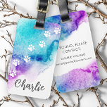 Paw print paarse aqua blue waterverf lak bagagelabel<br><div class="desc">Bagagelabel met witte pootafdrukken op een paarse en aqua blue waterverf verfsplash en uw aangepaste naam.</div>