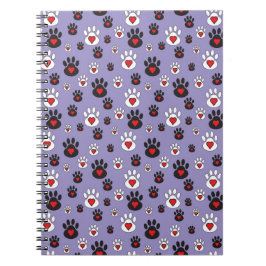 Paw prints met rode harten op blauw notitieboek