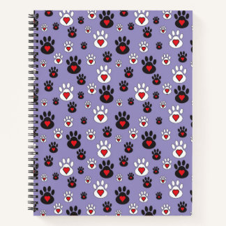 Paw prints met rode harten op blauw notitieboek