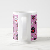 Paw prints met rode harten op roze grote koffiekop (Achterkant)