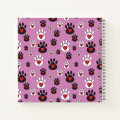 Paw prints met rode harten op roze notitieboek (Achterkant)