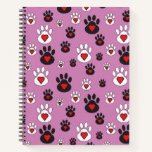 Paw prints met rode harten op roze