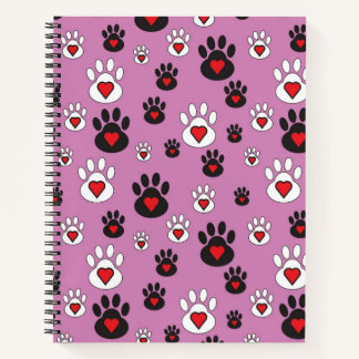 Paw prints met rode harten op roze notitieboek