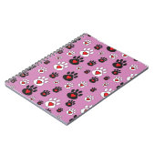 Paw prints met rode harten op roze notitieboek (Linkerzijde)