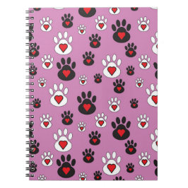 Paw prints met rode harten op roze notitieboek