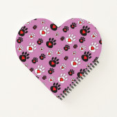 Paw prints met rode harten op roze notitieboek (Achterkant)