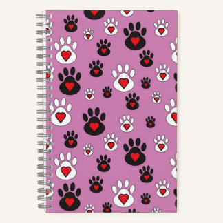 Paw prints met rode harten op roze notitieboek