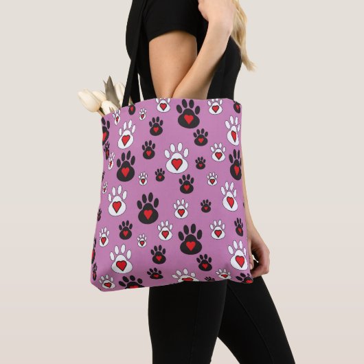Paw prints met rode harten op roze tote bag (Dichtbij)