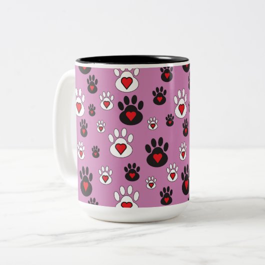 Paw prints met rode harten op roze tweekleurige koffiemok (Voorkant links)