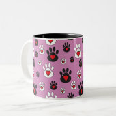 Paw prints met rode harten op roze tweekleurige koffiemok (Voorkant links)