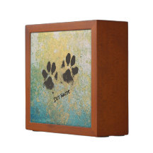 Paw Prints op Rustiek Geschilderd Beton Pet Name