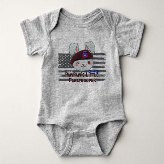 "PawPaw's Little 82nd Airborne Paratrooper" Romper (Voorkant)