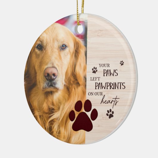 Pawprints op onze harten Gepersonaliseerde hond Me Keramisch Ornament (Links)