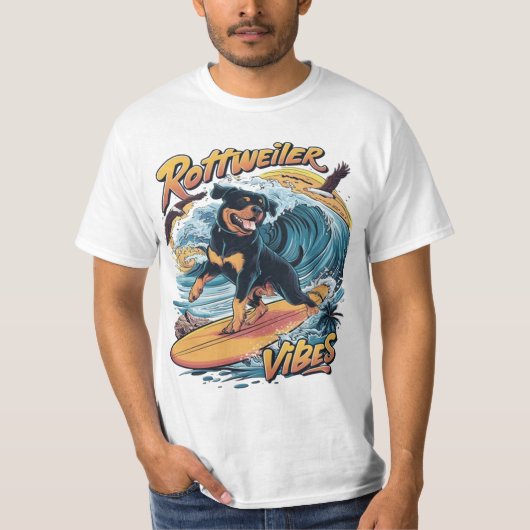 Paws and Waves Rottweiler Surfavontuur T-shirt (Voorkant)