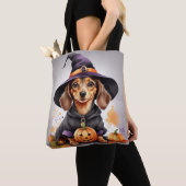 Paws & Potions: Dachshund Witch op een pompoen Tote Bag (Dichtbij)