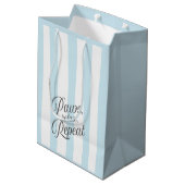 'Paws, Relax, Repeat.' Blauw en wit gestreept Medium Cadeauzakje (Achterkant Gekanteld)